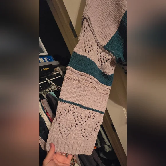 POL Sweater in Soft Gray and Deep Green - Picture 5 of 9